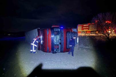 Köpeğe çarpmamak için manevra yaptı, tır şarampole devrildi: 1 yaralı