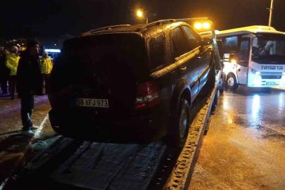 Köprü korkuluklarında asılı kalan cip nehre düşmekten son anda kurtuldu