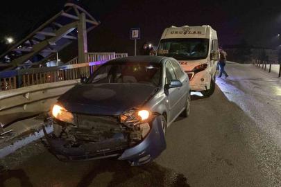 Köprüde kayan otomobil önce servis aracına, ardından bariyerlere çarptı