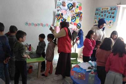 Köy çocukları, gençlik merkezi gönüllüleriyle doyasıya eğlendi