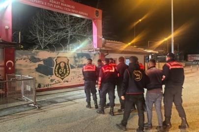 Köy evlerini soyan 3 kişilik hırsızlık ekibi, çalıntı eşyaları hurdacıya satarken yakalandı