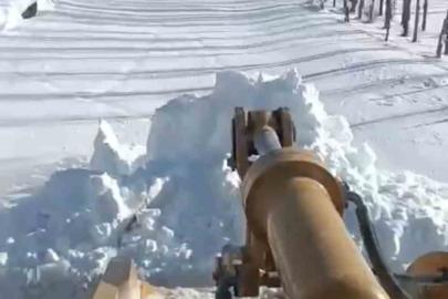 Köy yolları için zorlu mücadele: Kar kalınlığının 2 metreyi aştığı bölgede ekipler aralıksız mesai yapıyor