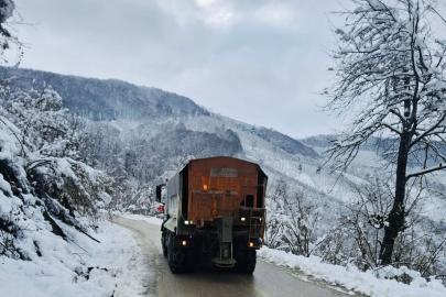 Köy yollarında tuzlama çalışmaları sürüyor