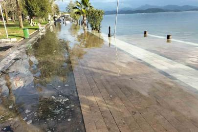 Köyceğiz Gölü taştı, Atatürk Kordonu sular altında kaldı