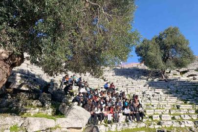 Köyceğiz Ortaokulu öğrencileri Kaunos Antik Tiyatro’da şiir okudu