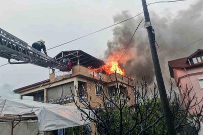 Köyceğiz’de çatıda balyan yangında ev tamamen yandı