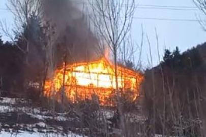 Köyde çıkan yangında bir ev kullanılamaz hale geldi