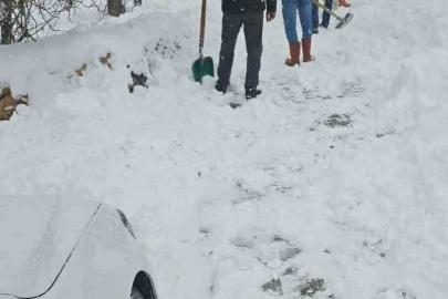 Köylüler kapanan sokaklarını elbirliğiyle açtı