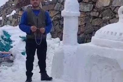 Köyüne kardan cami yaptı