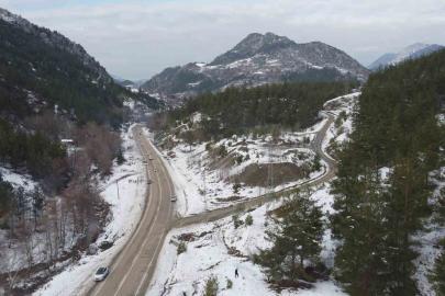 Kozan’da kar keyfi: Kardan adama sucuk ekmek ve şalgam ikram ettiler