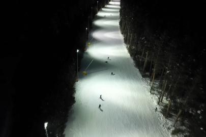 Kristal karların üzerinde gece mesaisi: Sarıkamış’ta ışıklar altında kayak keyfi