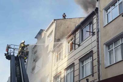 Küçükçekmece’de 3 katlı binanın çatı katı alev topuna döndü, vatandaş yangına bahçe hortumuyla müdahale etti