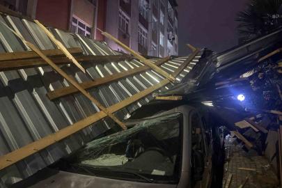 Küçükçekmece’de şiddetli rüzgar çatıyı uçurdu: Araçlar zarar gördü