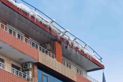 Kulp’ta çatılarda buz sarkıtları oluştu