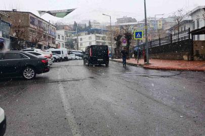 Kulp’ta yağmur yerini kar yağışına bıraktı