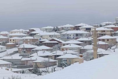 Kulu’da mevsimin ilk kar yağışı etkili oldu