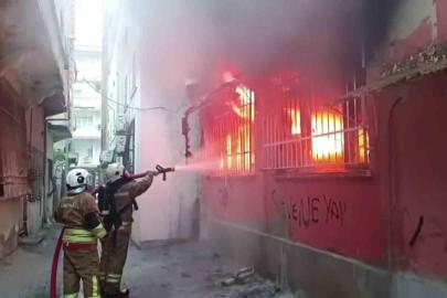 Kumaş deposu alevlere teslim oldu