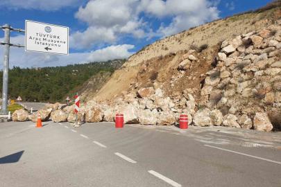 Kumluca-Kemer karayolunda toprak kayması, heyelanı önlemek için örülen duvardaki kayalar yola saçıldı