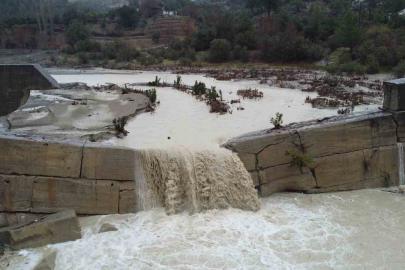 Kuraklıkla kuruyan Deliçay yeniden akmaya başladı, çiftçinin yüzü güldü