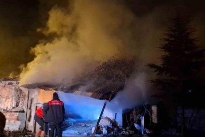 Kursun odunluk deposunda çıkan yangın korkuttu