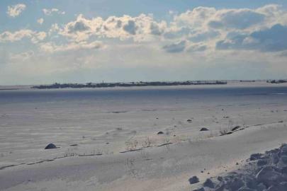 ‘Kuş cenneti’ Arin Gölü tamamen dondu