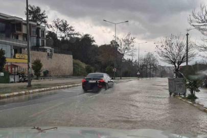 Kuşadası 30 dakikada yağışa teslim oldu, araçlar sele kapıldı