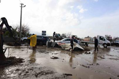 Kuşadası’nda selin yaraları sarılmaya çalışılıyor