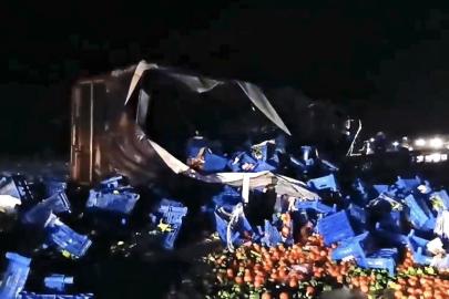 Kütahya-Eskişehir karayolunda meyve yüklü tır devrildi