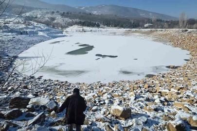 Kütahya’da dondurucu soğuklar göleti tamamen buzla kapladı