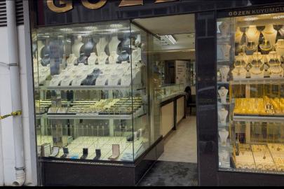 Kuyumcuda silahlı soygun: Önce 1 kilo istedi, sonra 100 gramlık külçeyi alıp kaçtı