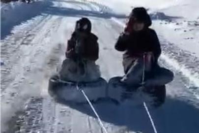 Lastiği kızak yapıp araçla çektiler: Çocukların kar eğlencesi kameralara yansıdı