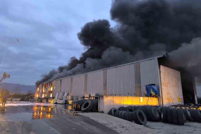 Lastik deposu alevlere teslim oldu