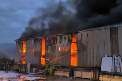 Lastik deposunda çıkan yangın kontrol altına alındı