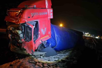 Lastik patlayınca yoldan çıktı