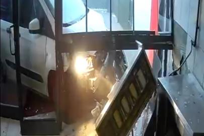 Lavaş getirdiği dönerciye aracıyla girdi