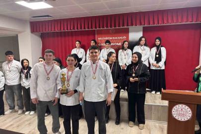 Liseli gençler gastronomi yarışmasında gümüş madalya kazandı