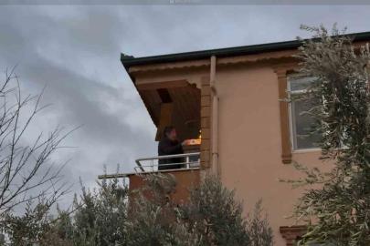 Lodosun etkisiyle alevler komşu binaya sıçradı: Balkondaki alevli eşyaları aşağı attı