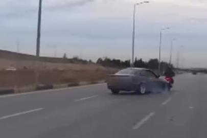 Lüks otomobil yolda drift yaptı, motosikletli son anda kurtuldu