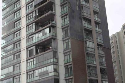Lüks sitenin cam balkonları lodosla beraber uçtu