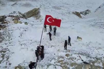 Mahallenin en yüksek tepesine Türk bayrağı diktiler