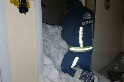 Mahalleye çığ düştü: 1 kişi kayıp, 22 ev boşaltıldı