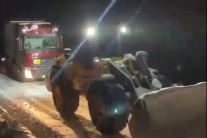 Mahsur kalan doğalgaz yüklü tır kurtarıldı