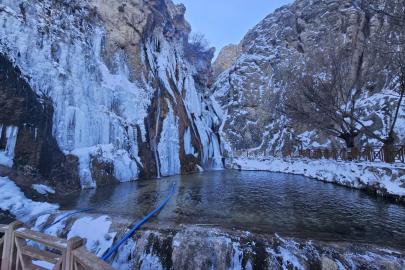 Malatya’da Gürpınar Şelalesi buz tuttu