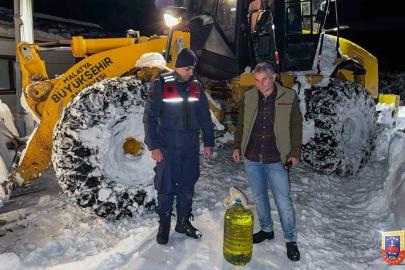 Malatya’da kardan kapanan yollarda ekipler vatandaşların yardımına koştu