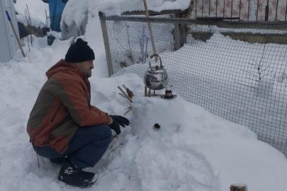 Malatya’da kardan soba yapan esnaf çay demledi