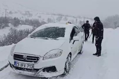 Malatya’da karlı yolda kalan araç ve hasta vatandaşlara büyükşehir ekipleri yetişti