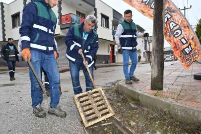 Manisa’da ekipler yağışa karşı sahada