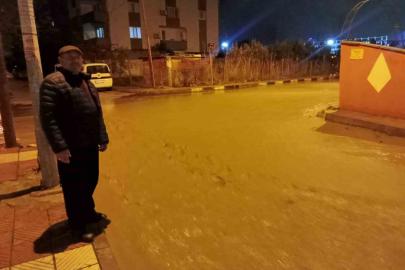 Manisa’da sağanak yağış etkili oldu: Otomobil dereye düştü, elektrikli otomobil alev aldı