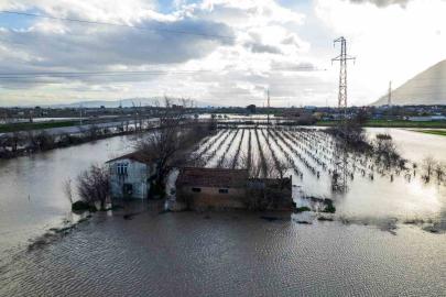 Manisa’yı sağanak vurdu, taşkın hasarı gün ağarınca ortaya çıktı