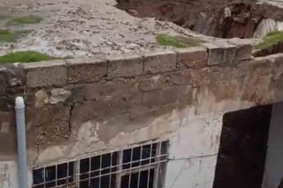Mardin’de sağanak yağışta kerpiç evin damı çöktü